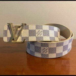 Authentic Louis Vuitton Initiales 40 mm reversible belt.